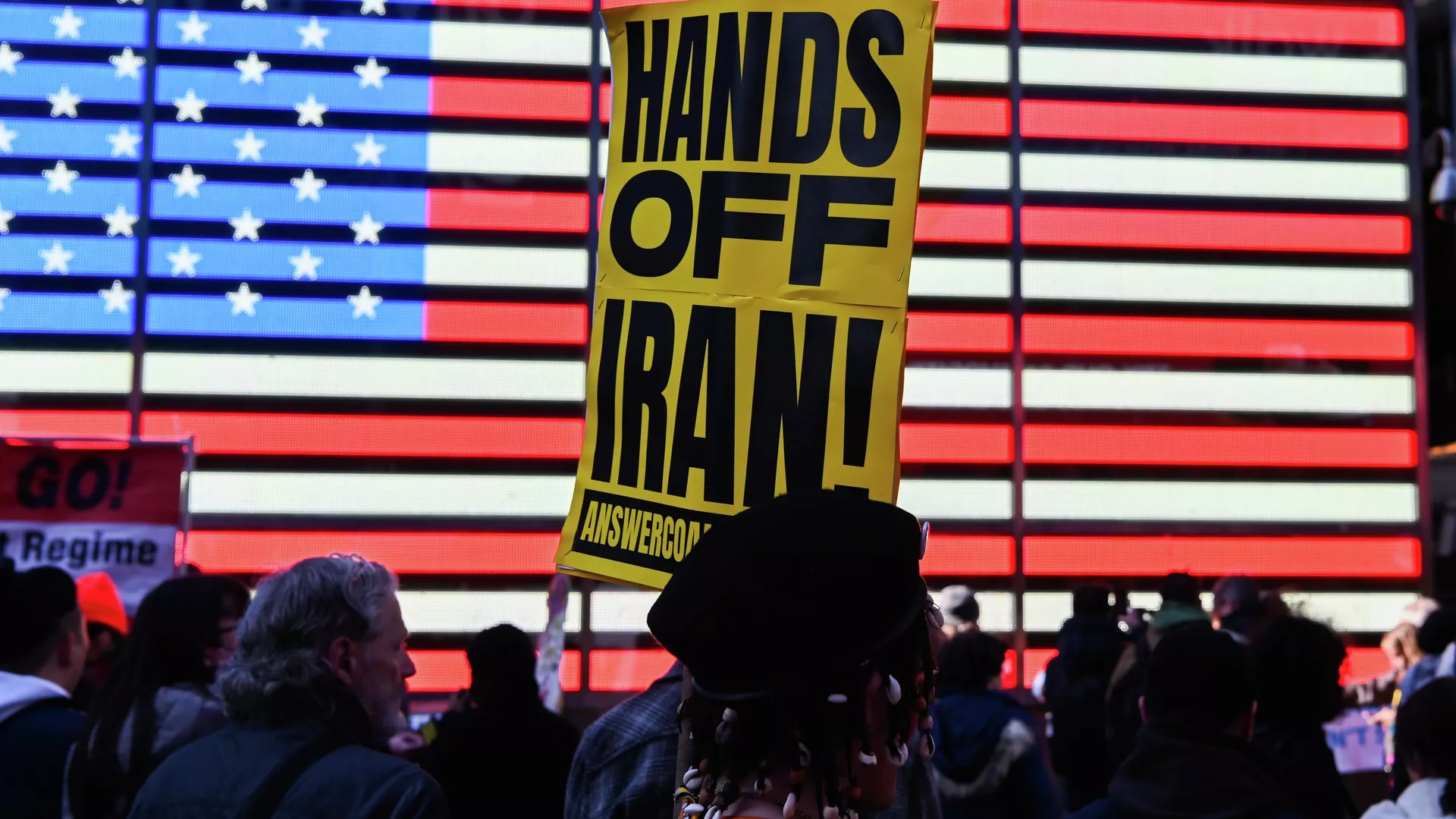 Manifestação contra ataques ao Irã em Nova York. Estados Unidos e Israel estão conduzindo uma operação militar contra o Irã - Sputnik Brasil, 1920, 02.03.2026