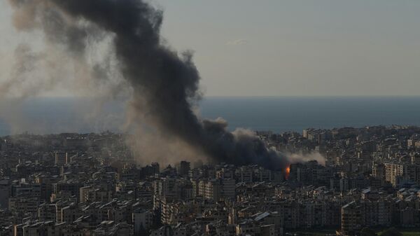 Chamas e fumaça se elevam de ataques aéreos israelenses em Dahiyeh, um subúrbio ao sul de Beirute, no Líbano. - Sputnik Brasil