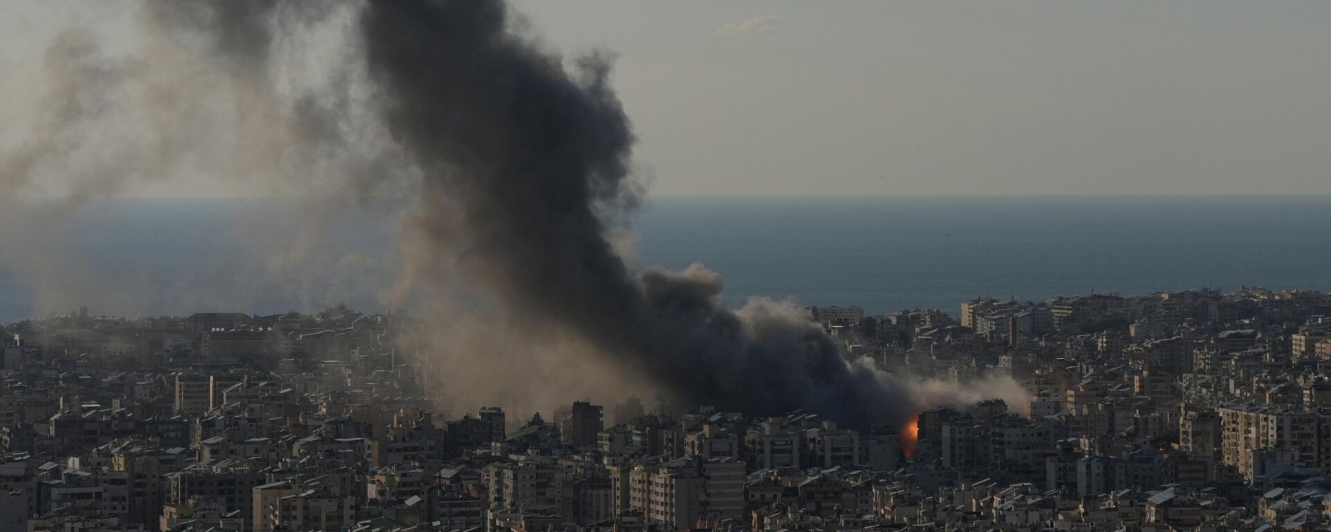 Chamas e fumaça se elevam de ataques aéreos israelenses em Dahiyeh, um subúrbio ao sul de Beirute, no Líbano. - Sputnik Brasil, 1920, 05.03.2026