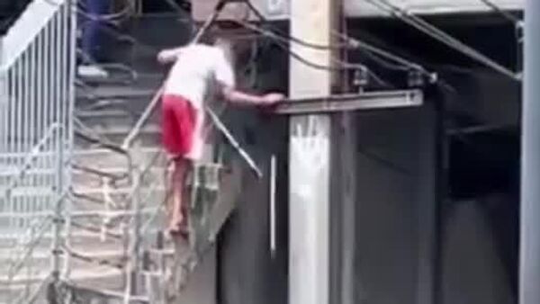 Com uma perna só, homem desce da estação de trem de forma inusitada - Sputnik Brasil