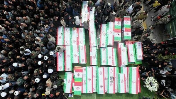 Zakharova classifica como 'imagens horríveis' as cenas do funeral de meninas mortas no Irã - Sputnik Brasil