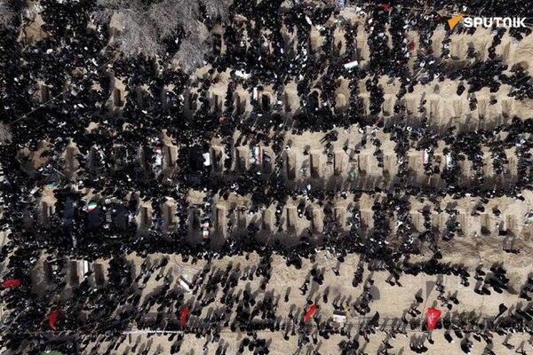 Zakharova classifica como 'imagens horríveis' as cenas do funeral de meninas mortas no Irã - Sputnik Brasil