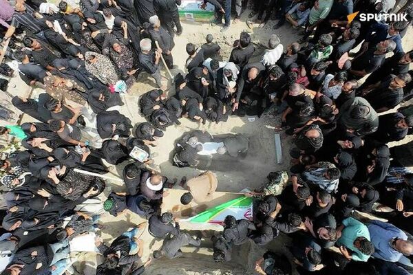 Zakharova classifica como 'imagens horríveis' as cenas do funeral de meninas mortas no Irã - Sputnik Brasil