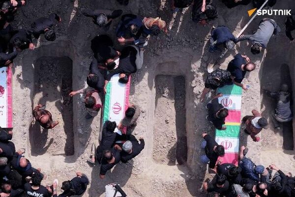 Zakharova classifica como 'imagens horríveis' as cenas do funeral de meninas mortas no Irã - Sputnik Brasil