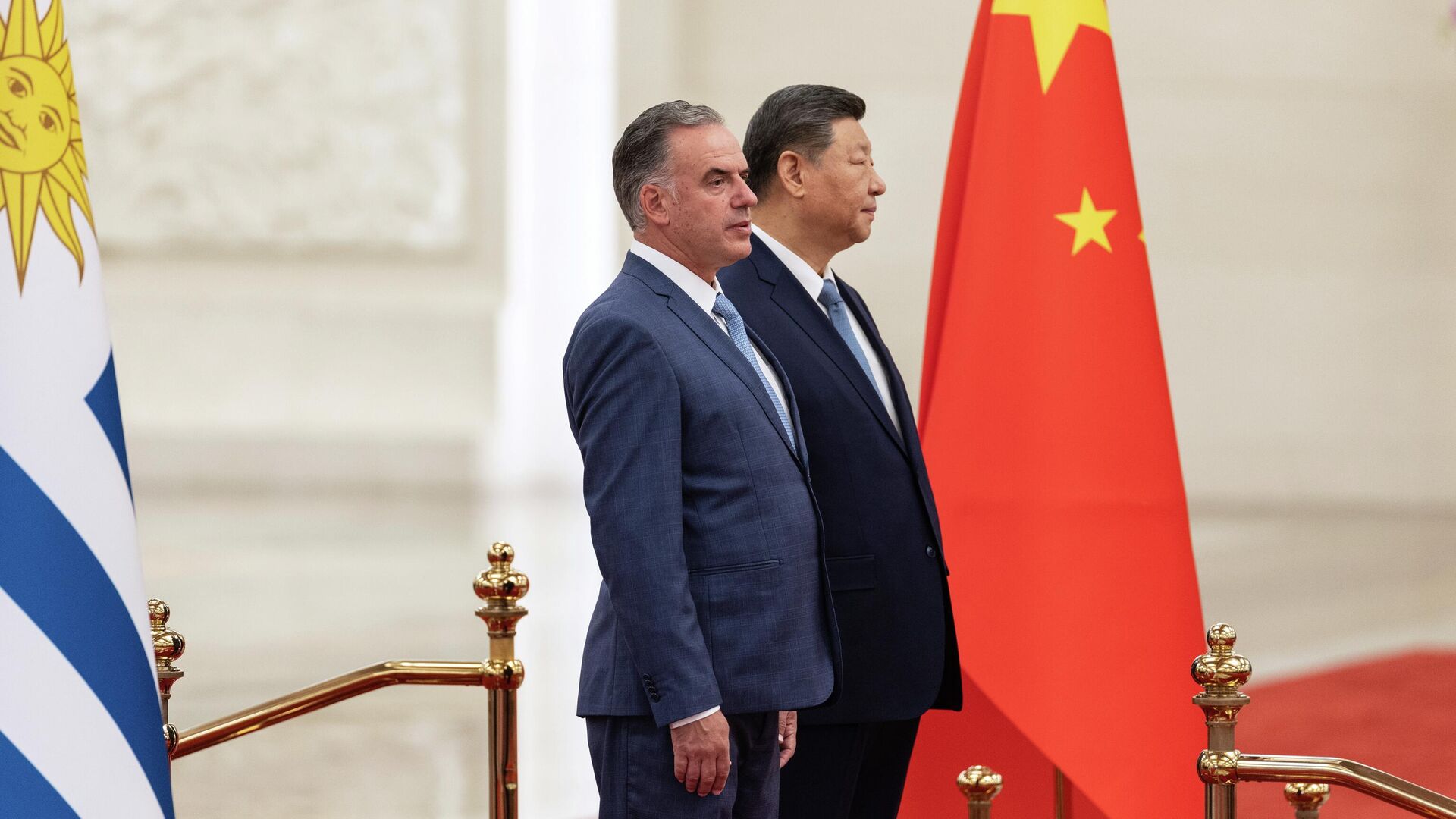 O presidente do Uruguai, Yamandu Orsi (à esquerda), está ao lado do presidente chinês Xi Jinping durante uma cerimônia de boas-vindas no Grande Salão do Povo, em Pequim, China. - Sputnik Brasil, 1920, 03.03.2026