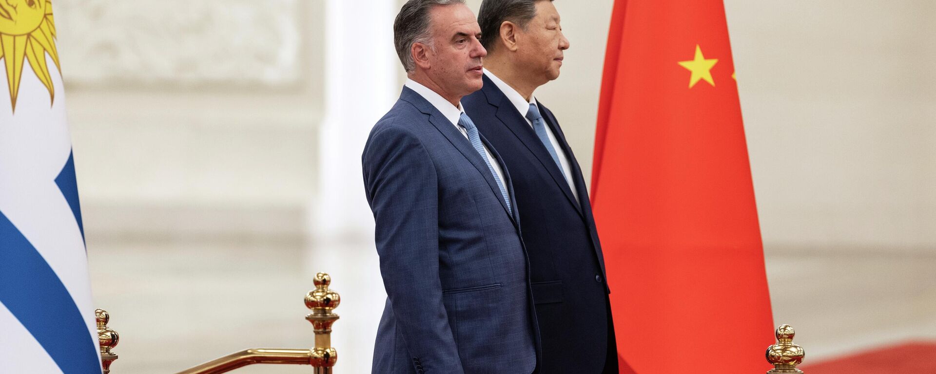 O presidente do Uruguai, Yamandu Orsi (à esquerda), está ao lado do presidente chinês Xi Jinping durante uma cerimônia de boas-vindas no Grande Salão do Povo, em Pequim, China. - Sputnik Brasil, 1920, 03.03.2026