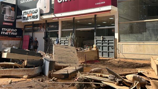 Comércio de Ubá, Minas Gerais, é devastado após inundações. - Sputnik Brasil