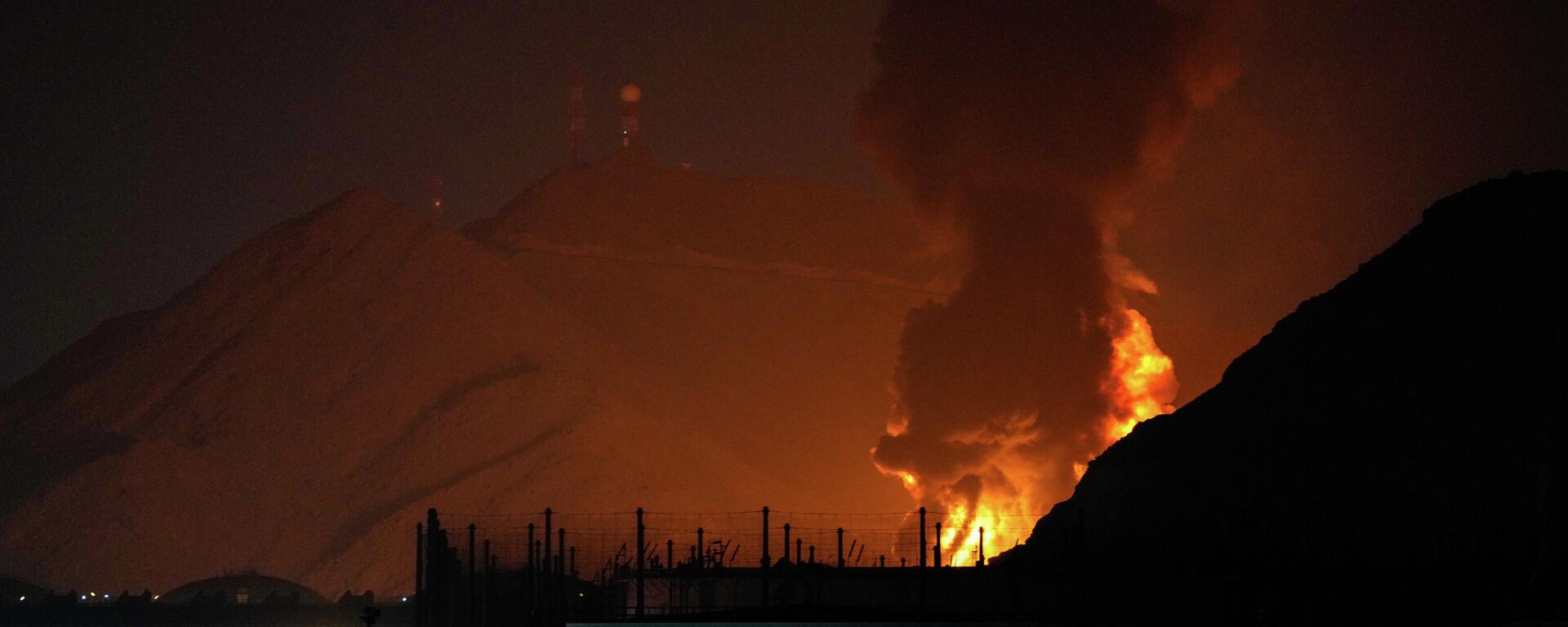 Explosão provoca chamas após interceptação de drones nos Emirados Árabes Unidos. 3 de março de 2026 - Sputnik Brasil, 1920, 04.03.2026