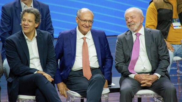 Presidente Luiz Inácio Lula da Silva (PT) ao lado do vice-presidente Geraldo Alckmin (PSB) e do ministro da Fazenda, Fernando Haddad, durante a II Conferência Nacional do Trabalho, em São Paulo (SP). 3 de março de 2026 - Sputnik Brasil