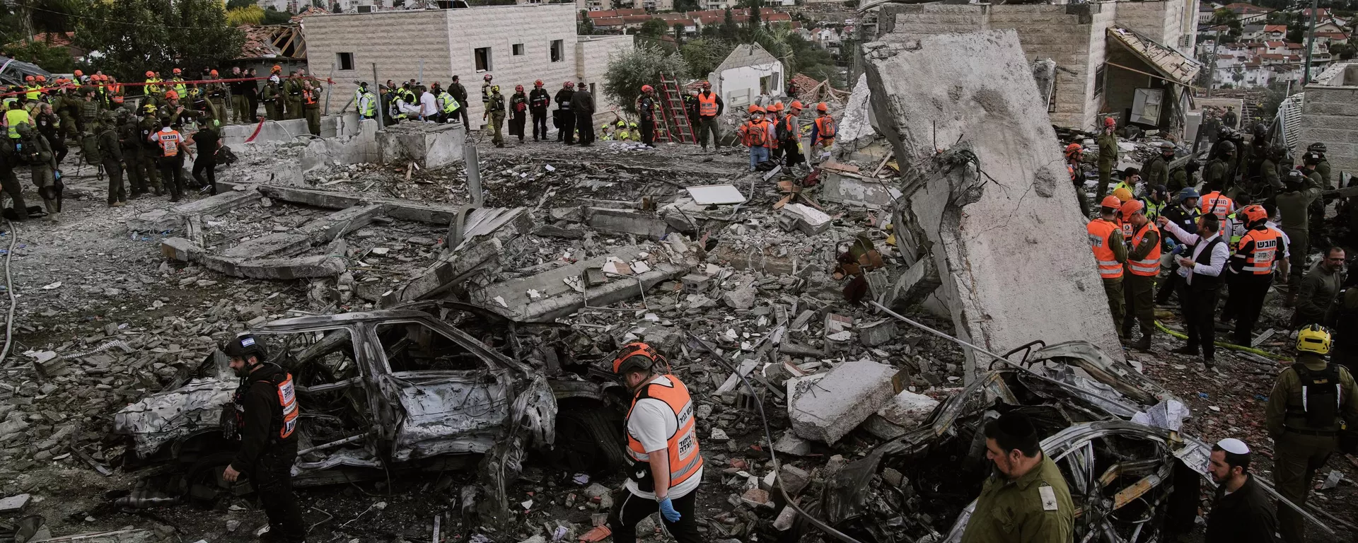 Socorristas e militares operam no local, onde várias pessoas foram mortas em um ataque de mísseis iranianos em Beit Shemesh, Israel Socorristas e militares operam no local, onde várias pessoas foram mortas em um ataque de mísseis iranianos em Beit Shemesh, Israel - Sputnik Brasil, 1920, 04.03.2026
