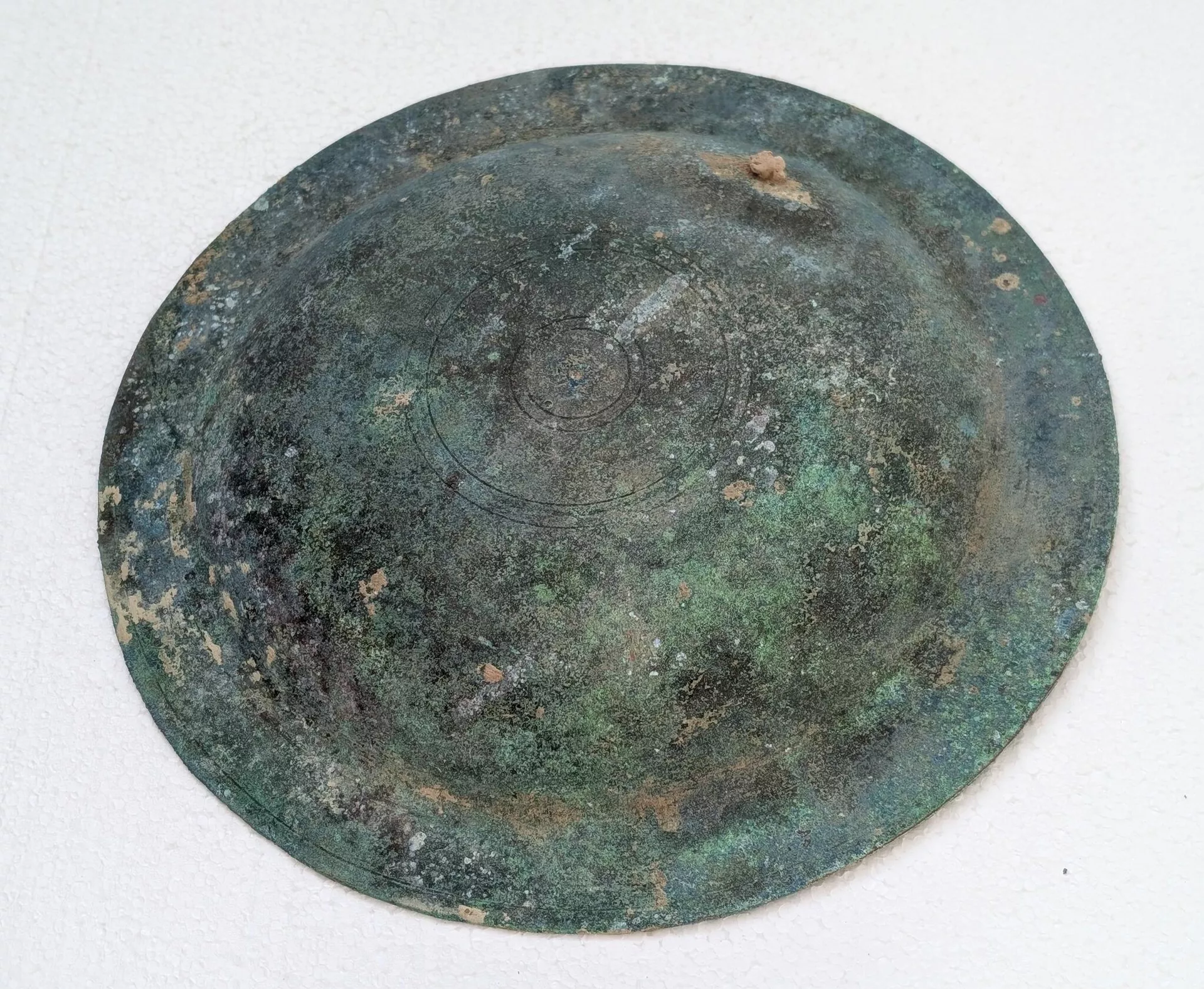 Umbo, elemento decorativo central de um escudo descoberto nas escavações na Romênia Umbo, elemento decorativo central de um escudo descoberto nas escavações na Romênia - Sputnik Brasil, 1920, 04.03.2026