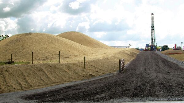 Arquivo: nesta foto, uma equipe trabalha em uma plataforma de perfuração em um poço de gás natural de xisto em Zelienople, Pensilvânia, EUA, 25 de junho de 2012 - Sputnik Brasil
