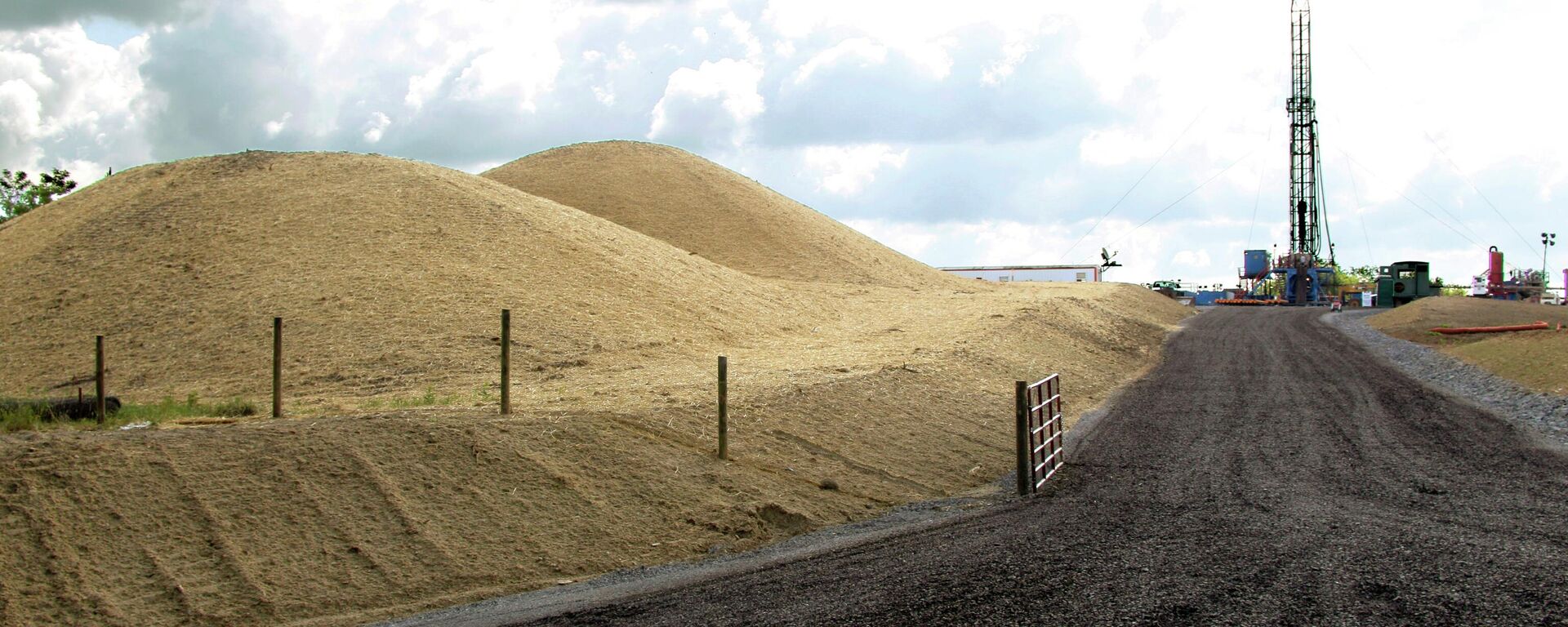 Arquivo: nesta foto, uma equipe trabalha em uma plataforma de perfuração em um poço de gás natural de xisto em Zelienople, Pensilvânia, EUA, 25 de junho de 2012 - Sputnik Brasil, 1920, 04.03.2026