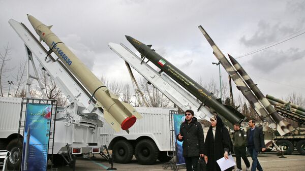 Pessoas visitam uma exposição militar que marca o 40º aniversário da Revolução Islâmica do Irã em Teerã, Irã, 3 de fevereiro de 2019 - Sputnik Brasil