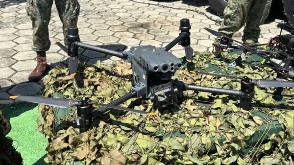 Drone de quatro hélices com sensores eletro-ópticos, infravermelhos e termais, úteis tanto no campo de batalha quanto na
localização de vítimas em desastres. - Sputnik Brasil