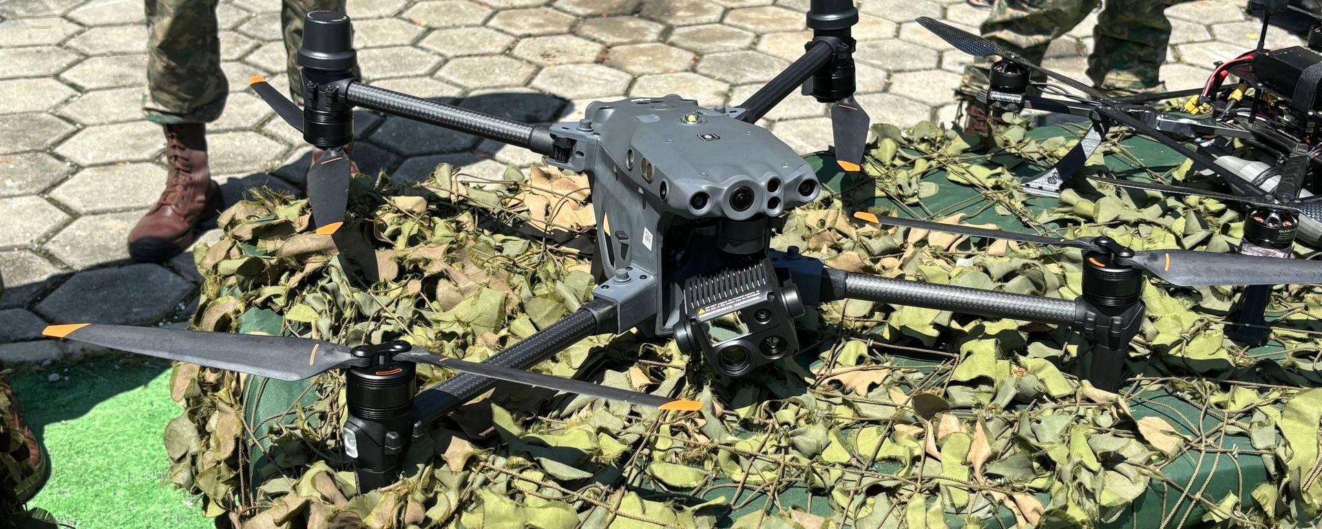 Drone de quatro hélices com sensores eletro-ópticos, infravermelhos e termais, úteis tanto no campo de batalha quanto na
localização de vítimas em desastres - Sputnik Brasil, 1920, 10.07.2026