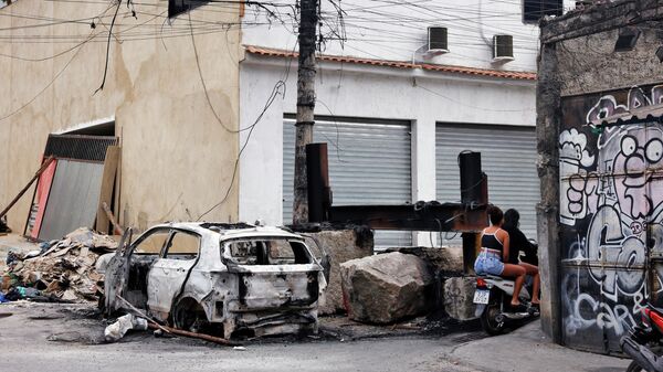 Destruição e passagens obstruídas por facção criminosa após operação policial na Vila do Cruzeiro, no Rio de Janeiro. 30 de outubro de 2025 - Sputnik Brasil