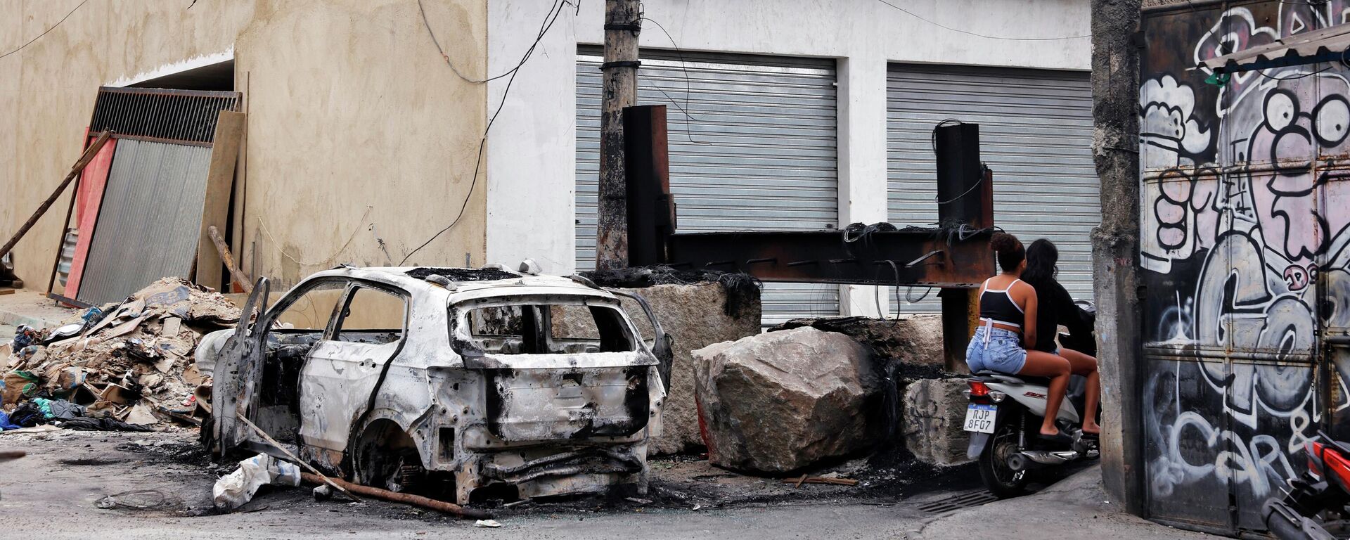 Destruição e passagens obstruídas por facção criminosa após operação policial na Vila do Cruzeiro, no Rio de Janeiro. 30 de outubro de 2025 - Sputnik Brasil, 1920, 04.03.2026