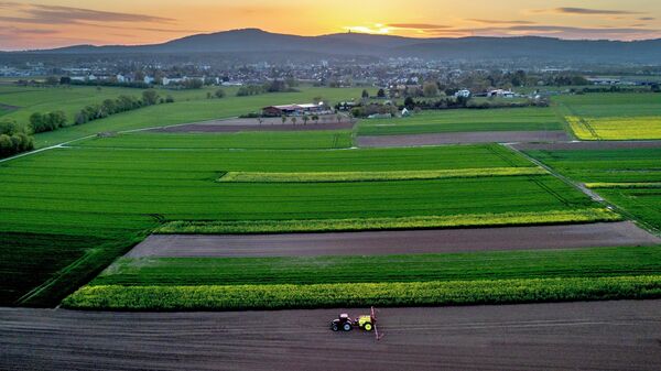 Arquivo: um agricultor fertiliza um campo nos arredores de Frankfurt, Alemanha, 26 de abril de 2023 - Sputnik Brasil