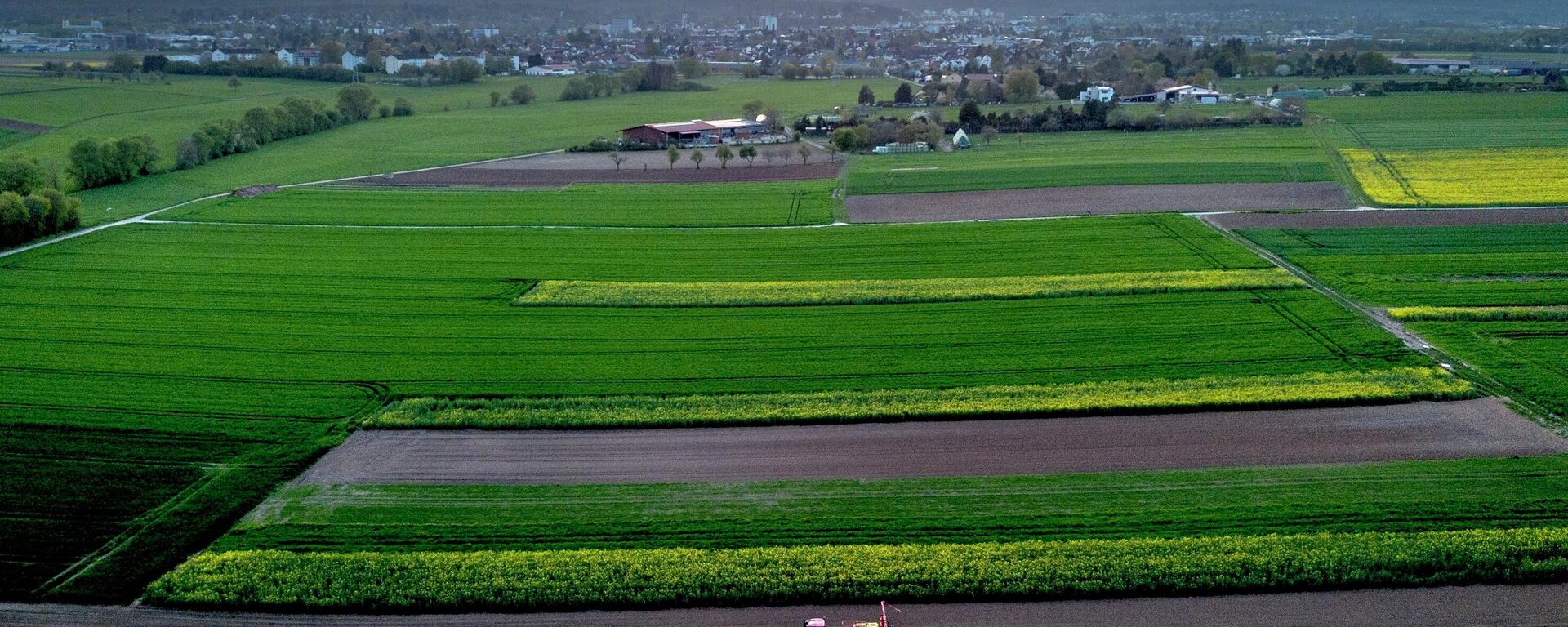 Arquivo: um agricultor fertiliza um campo nos arredores de Frankfurt, Alemanha, 26 de abril de 2023 - Sputnik Brasil, 1920, 05.03.2026