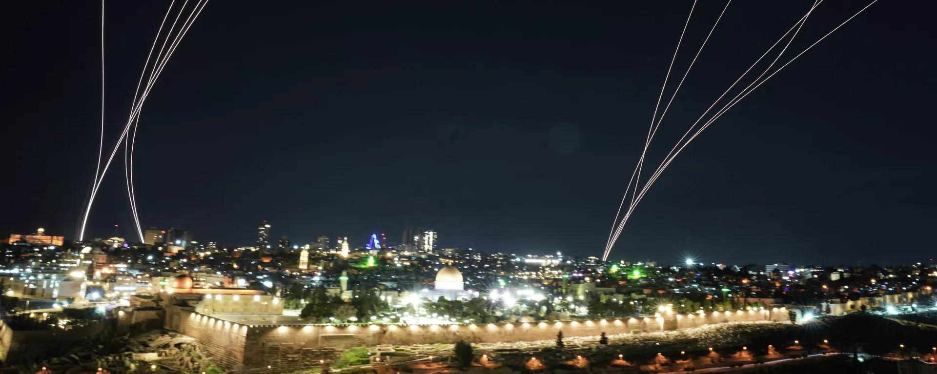 Sistema de defesa aérea israelense dispara para interceptar mísseis lançados do Irã contra Israel, sobre Jerusalém, 1º de março de 2026 Sistema de defesa aérea israelense dispara para interceptar mísseis lançados do Irã contra Israel, sobre Jerusalém, 1º de março de 2026 - Sputnik Brasil, 1920, 14.03.2026