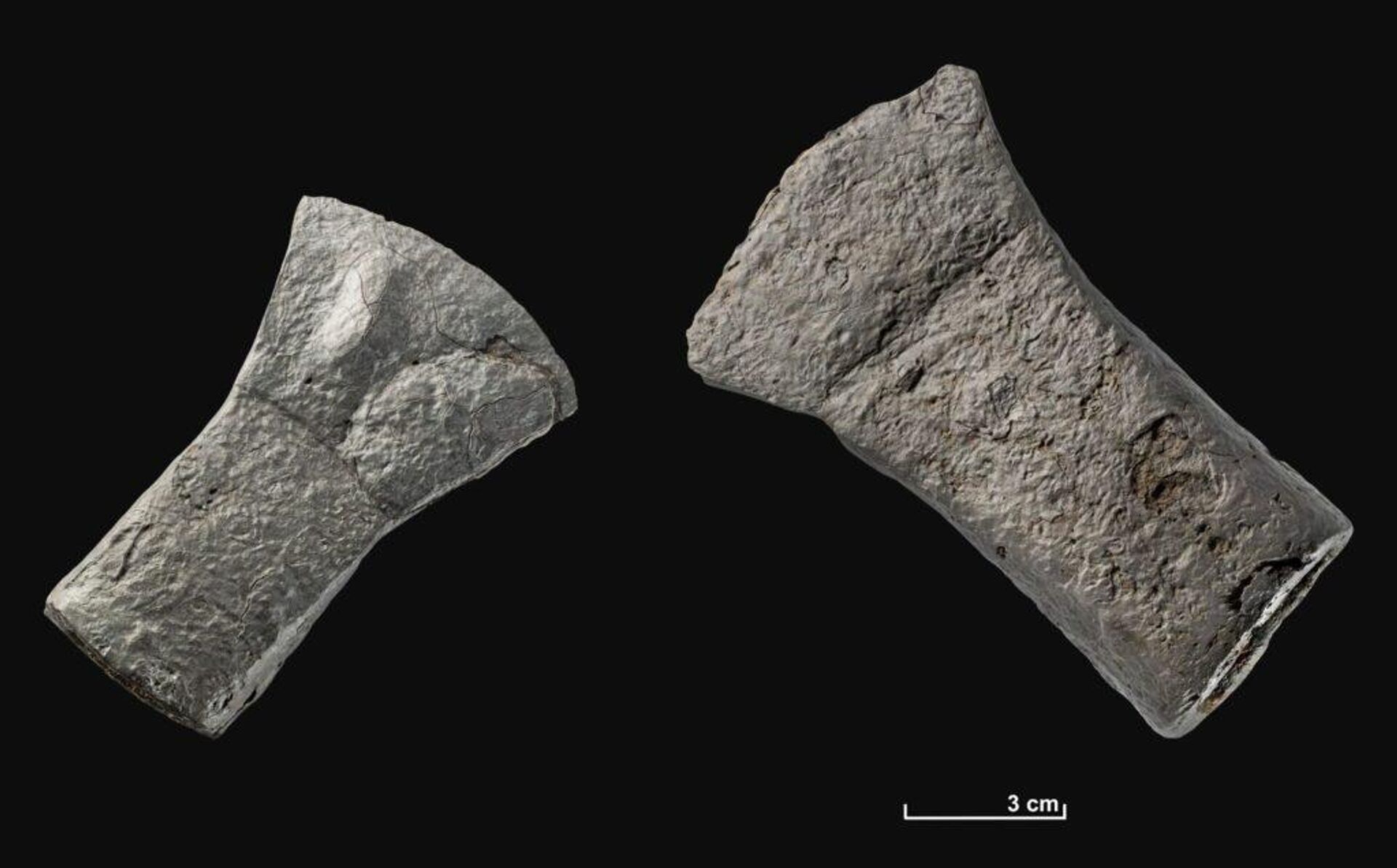 Dois machados da Idade do Ferro com encaixes para cabos
