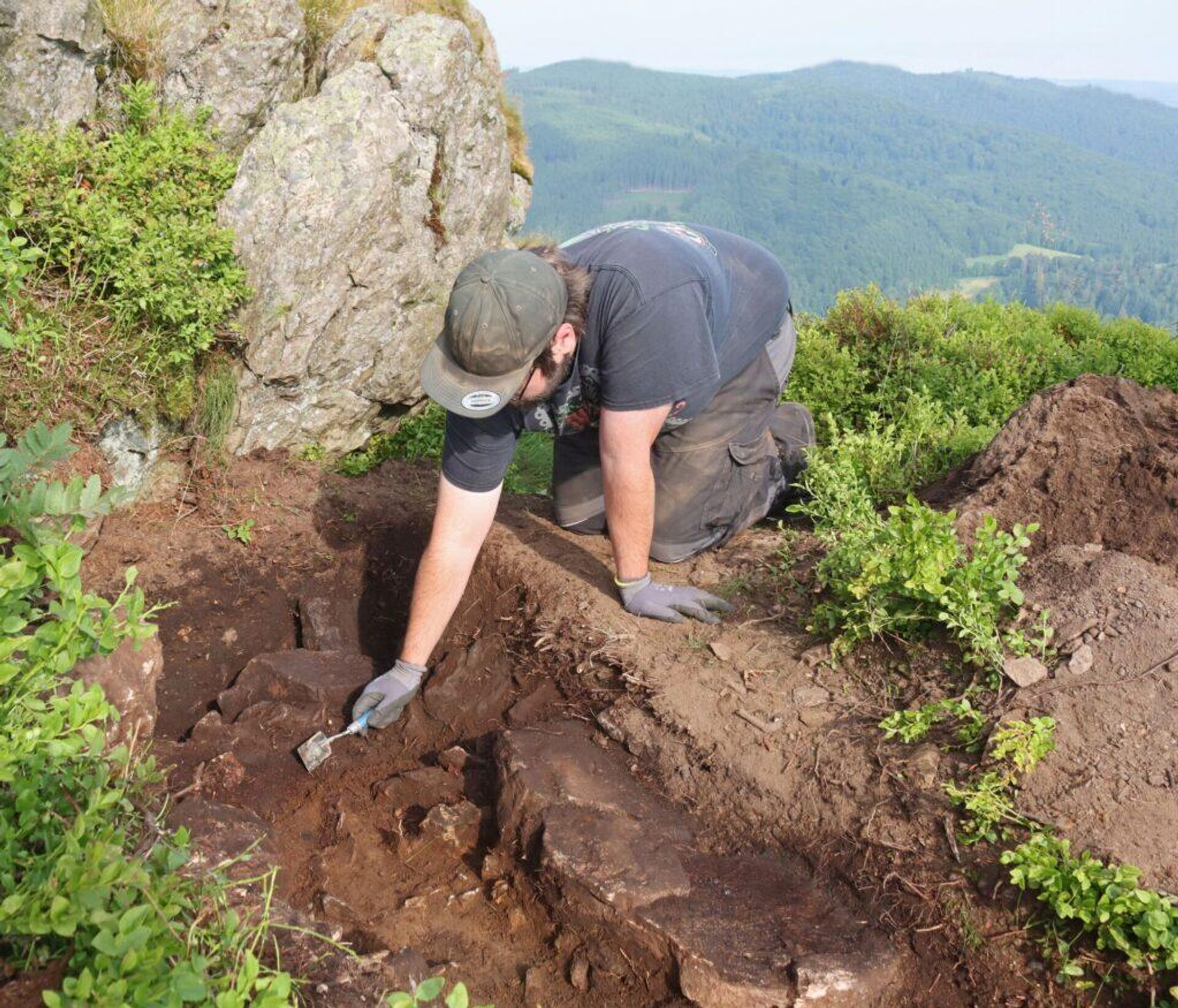 Diretamente sob a camada superior do solo, os arqueólogos descobriram uma cavidade escavada na rocha, que foi puramente preenchida