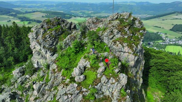 Rocha Feldstein na região de Sauerland, no Oeste da Alemanha. O sítio arqueológico está marcado com um ponto vermelho - Sputnik Brasil