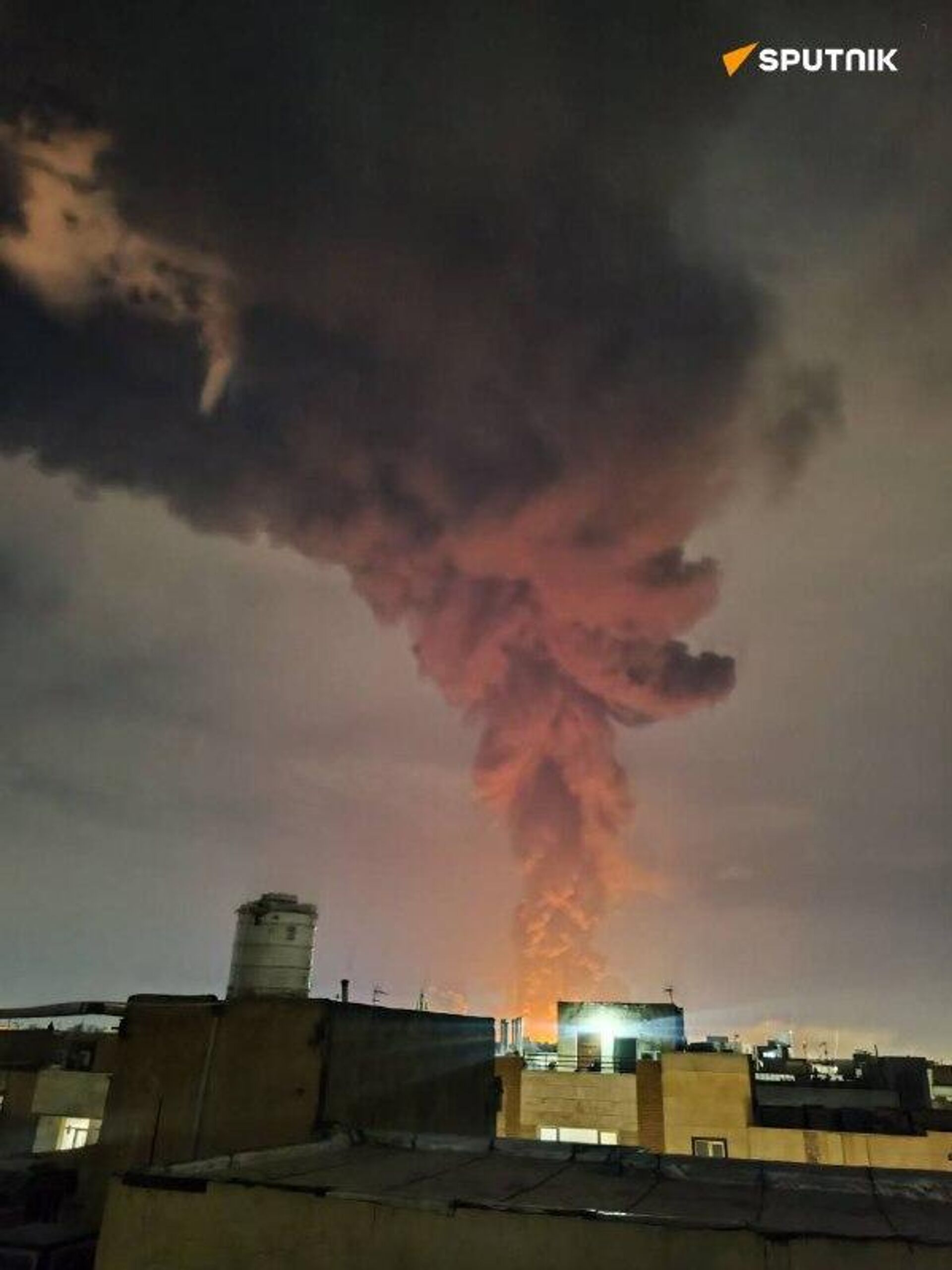 Refinaria de Teerã em chamas após ataques israelenses