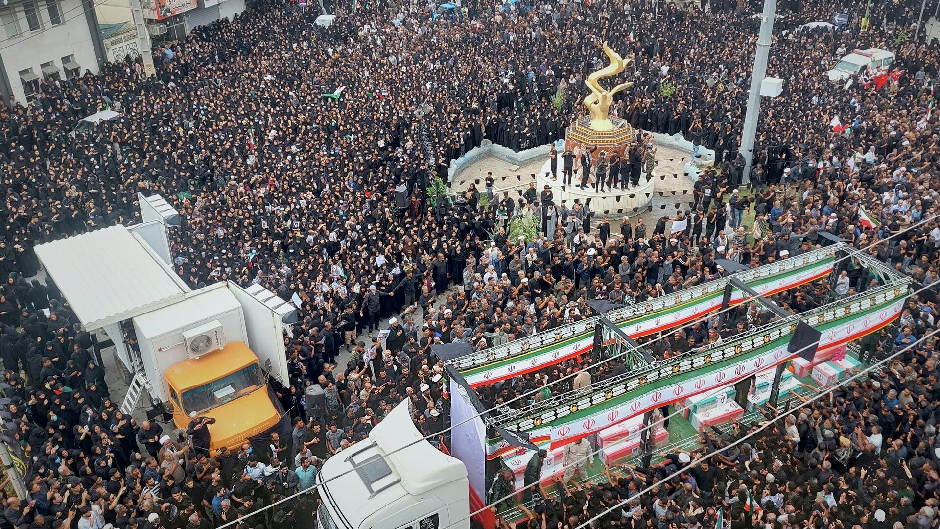 Moradores comparecem ao funeral das vítimas de um ataque conjunto israelense-americano a uma escola primária feminina em Minab, Irã, 28 de fevereiro de 2026 Moradores comparecem ao funeral das vítimas de um ataque conjunto israelense-americano a uma escola primária feminina em Minab, Irã, 28 de fevereiro de 2026 - Sputnik Brasil, 1920, 08.03.2026