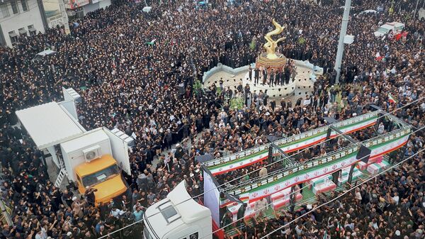 Moradores comparecem ao funeral das vítimas de um ataque conjunto israelense-americano a uma escola primária feminina em Minab, Irã, 28 de fevereiro de 2026 - Sputnik Brasil