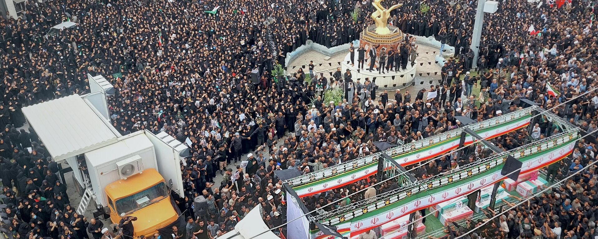 Moradores comparecem ao funeral das vítimas de um ataque conjunto israelense-americano a uma escola primária feminina em Minab, Irã, 28 de fevereiro de 2026 - Sputnik Brasil, 1920, 08.03.2026