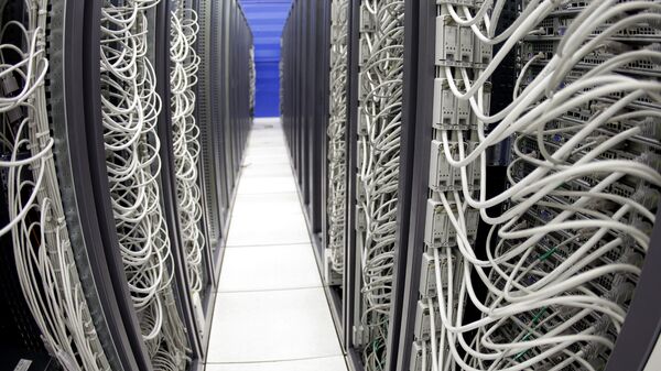 Cabos conectam racks de servidores no centro de computadores da Organização Europeia para a Pesquisa Nuclear (CERN), perto de Genebra, 2 de outubro de 2008 - Sputnik Brasil