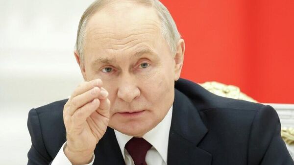 Transferência total dos fornecimentos de petróleo do Oriente Médio sem o uso do estreito de Ormuz é irreal no momento, destaca Putin - Sputnik Brasil