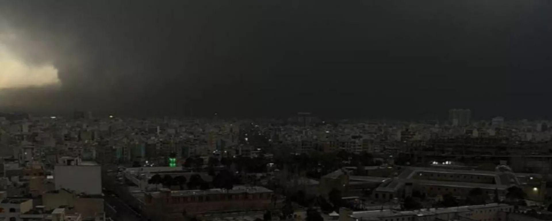 Teerã está coberta por densas nuvens de fumaça negra após uma série de ataques aéreos israelenses atingirem vários depósitos de petróleo e uma refinaria. - Sputnik Brasil, 1920, 14.03.2026