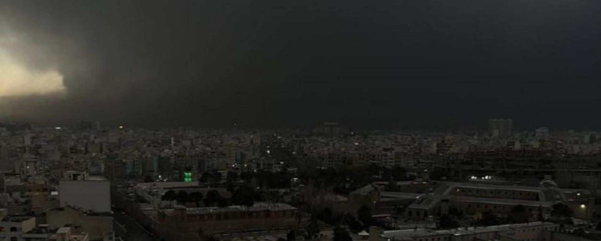 A capital Teerã coberta por densas nuvens de fumaça negra após uma série de ataques aéreos israelenses atingirem vários depósitos de petróleo e uma refinaria. - Sputnik Brasil, 1920, 09.03.2026