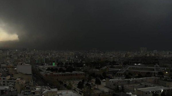 A capital Teerã coberta por densas nuvens de fumaça negra após uma série de ataques aéreos israelenses atingirem vários depósitos de petróleo e uma refinaria. - Sputnik Brasil