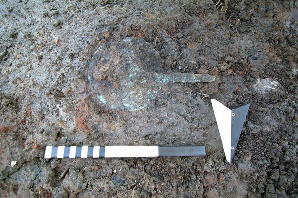 Um espelho de bronze descoberto durante escavações no território do antigo assentamento de Kleidi Samikon, na Grécia - Sputnik Brasil