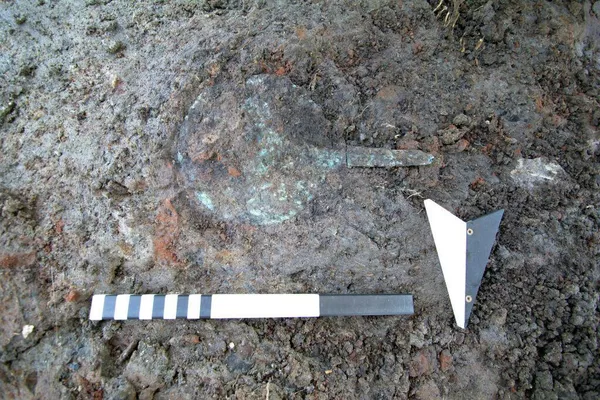 Um espelho de bronze descoberto durante escavações no território do antigo assentamento de Kleidi Samikon, na Grécia Um espelho de bronze descoberto durante escavações no território do antigo assentamento de Kleidi Samikon, na Grécia - Sputnik Brasil