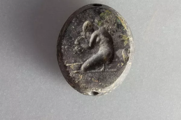 Um selo representando uma mulher tomando banho de joelhos, descoberto durante escavações no território do antigo assentamento de Kleidi Samikon, na Grécia Um selo representando uma mulher tomando banho de joelhos, descoberto durante escavações no território do antigo assentamento de Kleidi Samikon, na Grécia - Sputnik Brasil