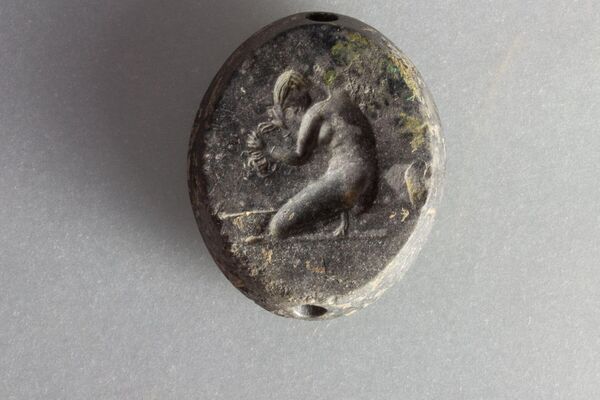 Um selo representando uma mulher tomando banho de joelhos, descoberto durante escavações no território do antigo assentamento de Kleidi Samikon, na Grécia - Sputnik Brasil