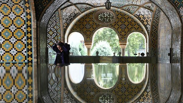 Menina no complexo do palácio Golestan, em Teerã - Sputnik Brasil