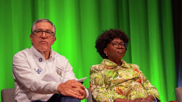 Ministro da Saúde, Alexandre Padilha, ao lado da ministra da Saúde de Angola, Sílvia Lutucuta, durante evento de acordo internacional de cooperação com Angola, voltado ao fortalecimento da saúde pública. São Paulo, Teatro da Faculdade de Medicina da Universidade de São Paulo (USP), 10 de março de 2026 - Sputnik Brasil