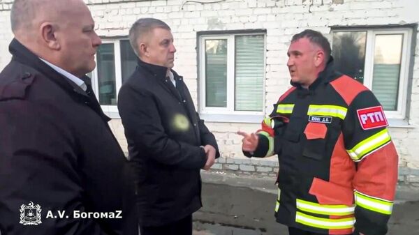 O governador da região de Bryansk, Aleksander Bogomaz, chegou ao local do ataque com mísseis em Bryansk - Sputnik Brasil