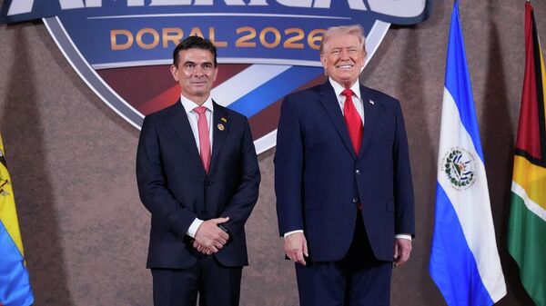 O presidente norte-americano Donald Trump posa para foto com o presidente da Bolívia, Rodrigo Paz Pereira, na Cúpula Escudo das Américas, no Trump National Doral Miami, em Doral, Flórida, 7 de março de 2026 - Sputnik Brasil