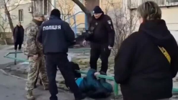 Polícia algema homem na Ucrânia para forçar mobilização militar - Sputnik Brasil
