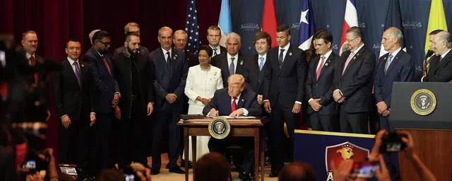 O presidente norte-americano Donald Trump assina uma proclamação comprometendo-se a combater a atividade criminosa dos cartéis na Cúpula Escudo das Américas, no Trump National Doral Miami em Doral, Flórida, 7 de março de 2026 O presidente norte-americano Donald Trump assina uma proclamação comprometendo-se a combater a atividade criminosa dos cartéis na Cúpula Escudo das Américas, no Trump National Doral Miami em Doral, Flórida, 7 de março de 2026 - Sputnik Brasil, 1920, 16.03.2026