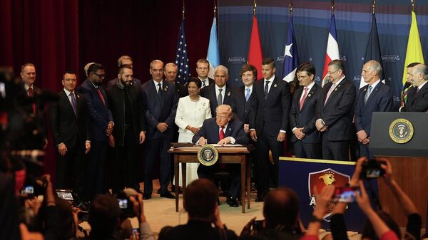 O presidente norte-americano Donald Trump assina uma proclamação comprometendo-se a combater a atividade criminosa dos cartéis na Cúpula Escudo das Américas, no Trump National Doral Miami em Doral, Flórida, 7 de março de 2026 - Sputnik Brasil