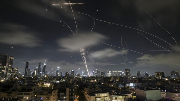 The Israeli Iron Dome air defense system fires to intercept missiles during an Iranian attack over Tel Aviv, Israel, early Wednesday, June 18, 2025.  - Sputnik Brasil
