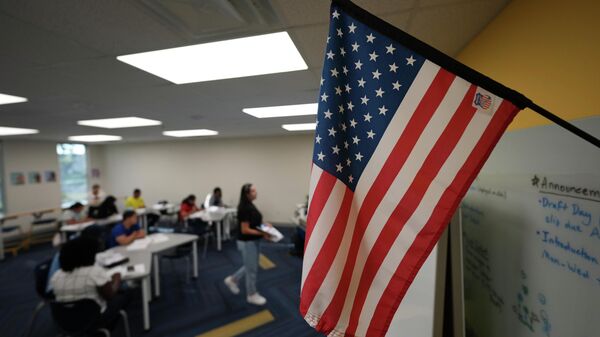 Imigrantes aprendem inglês em sala de aula de instituição católica em Orlando. Estados Unidos, 19 de agosto de 2025 - Sputnik Brasil